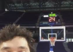 Enlace a El brutal FAIL lanzando a canasta de Llull con inesperado susto final