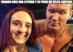 Enlace a Leyenda de la WWE está mirando lo que te imaginas mientras se hace este selfie con una fan