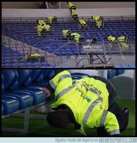 941063 - Los encargados de seguridad buscando a Ronaldo en el estadio después del partido