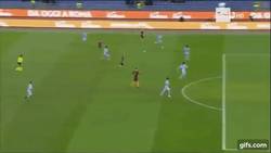 Enlace a GIF: Mientras tanto en la Copa de Italia, Nainggolan se mandó este riflazo ante la Sampdoria