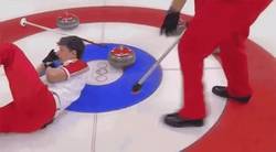 Enlace a GIF: Hay deportes extremos y luego está el curling