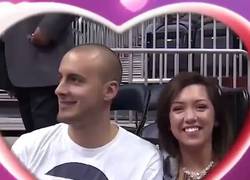 Enlace a Propuesta de matrimonio en KissCAM sale mal. MUY MAL