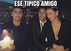 Enlace a Rafinha, el sujetavelas de Neymar y su novia