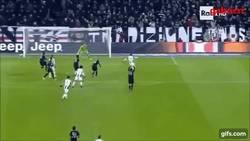 Enlace a GIF: El brutal pase de Cuadrado para el primer gol y el golazo de Pjanic ante el Milan en Copa