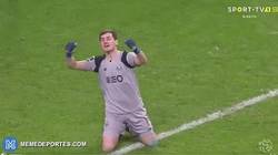 Enlace a GIF: La parada antológica de Casillas que da la victoria al Porto ¡¡ENORME!!