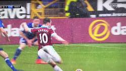 Enlace a El héroe del día: este hombre salva a un niño de recibir un potente balonazo