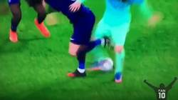 Enlace a GIF: El brutal gesto técnico de Rabiot a Messi