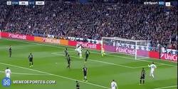 Enlace a GIF: Gooooool de Benzema que empata el partido con una sensacional asistencia de Carvajal