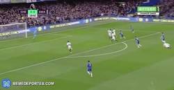 Enlace a GIF: Gol de Cesc Fábregas con un jugadón tremendo de Hazard