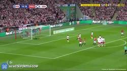 Enlace a GIF: Golazo de Ibra de falta directa que adelanta al United en la final de la copa