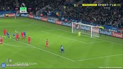 Enlace a GIF: Gooolaaazo de Drinkwater que pone el 2-0 ante el Liverpool