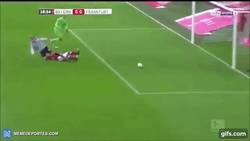 Enlace a GIF: Hummels hizo la barrida de la temporada cuando Neuer estaba ya vencido