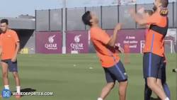 Enlace a GIF: Suárez jugando a piedra papel o tijera con Piqué