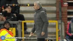 Enlace a GIF: Lo nunca visto, Rojo pide un plátano, Mourinho se lo da y se lo come en medio del partido