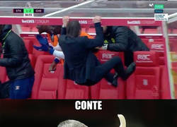 Enlace a Conte celebrando como un mono en el banquillo