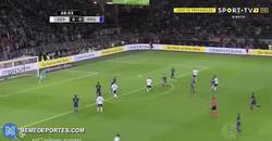 Enlace a GIF: Golaaaaaaaaaazo de Podolski frente a Inglaterra en su despedida de la Mannschaft