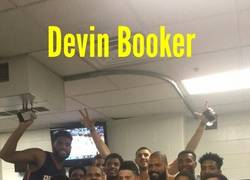 Enlace a Devin Booker hace historia al conseguir la tercera marca anotadora en la historia de la NBA