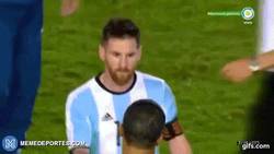 Enlace a GIF: Messi no saluda a un juez de línea porque no lo dejó avanzar en fuera de juego