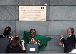 Enlace a La nueva estatua de Cristiano en el aeropuerto de Madeira rivaliza en cutre con el Alonso de cera