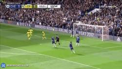 Enlace a GIF: Gran gol con sangre fría de Benteke que dio la victoria al Crystal Palace frente al Chelsea