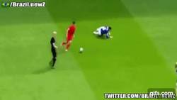 Enlace a GIF: El brutal recorte con el que Philippe Coutinho dejó en el suelo a Ross Barkley