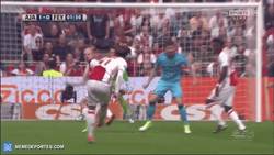 Enlace a GIF: Tremendo golazo de falta de Lasse Schøne ante el Feyenoord