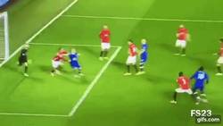 Enlace a GIF: El gol con caño incluido a De Gea de Jagielka que tiene ganando al Everton