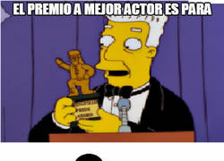 Enlace a Mikey Fernández recibe el Oscar después de su gran actuacion con el Eldense llorando
