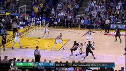 Enlace a VÍDEO: Ricky Rubio, espectador de lujo en la asistencia del año de Curry