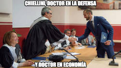 Enlace a Chiellini, doctor en la defensa y en economía