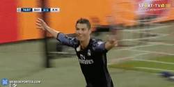 Enlace a GIF: GOOOOOOOOOOOOOOOL de Cristiano Ronaldo que adelanta al Real Madrid en el Allianz