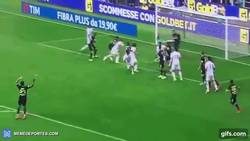 Enlace a GIF: Así fue el gol de Zapata que empato el partido en el minuto 97 en el derby ¡MAMMA MIA!