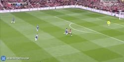 Enlace a GIF: Goooool de Rashford que adelanta al United frente al Chelsea en un gran mano a mano