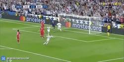 Enlace a El polémico gol de Cristiano en fuera de juego y controlando con la mano frente al Bayern