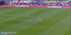 Enlace a GIF: Goooooolazo del Kun Agüero que adelanta al City en la semifinal de la FA Cup