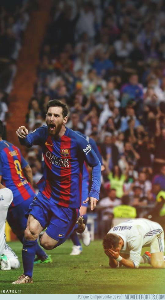970467 - La imagen que captó cómo Cristiano Ronaldo se arrodillaba ante el gol de Messi