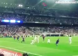 Enlace a Así les tocó vivir el gol de Messi a los hinchas de Real Madrid en El Clásico
