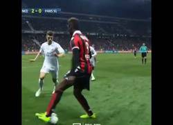 Enlace a La vacilada de Balotelli al PSG al final del partido que le hizo llevarse una hostia