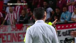 Enlace a Le expulsan y reacciona rompiéndose la camisa a lo Hulk