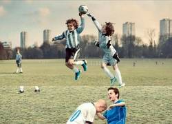 Enlace a Niños recrean momentos míticos del fútbol