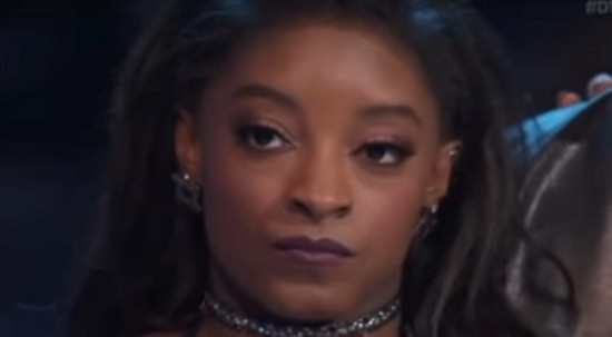 974173 - Simone Biles calla la boca a un presentador que le pide que sonría