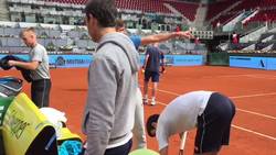 Enlace a Djokovic lanza regalos al público tras la retirada de Nishikori