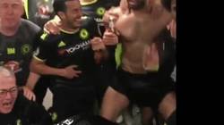 Enlace a GIF: Alguien estuvo más que feliz en la celebración del Chelsea