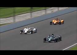 Enlace a VÍDEO: Para todos los haters de Alonso, en USA alucinan con este doble adelantamiento