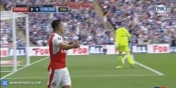 Enlace a GIF: Gooooool de Alexis Sánchez que adelanta al Arsenal en la final de FA Cup