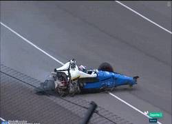 Enlace a GIF: Fortísimo y escalofriante accidente de Dixon y Howard en la Indy 500