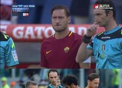 Enlace a Totti sale al campo en su último partido