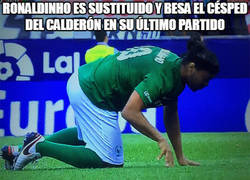 Enlace a Gran gesto de Ronaldinho en el último partido del Calderón