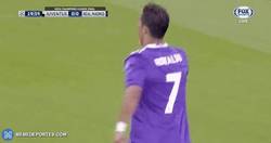 Enlace a GIF: Gooooooooooooooooooool de Don Cristiano Ronaldo que adelanta al Real Madrid en al final de