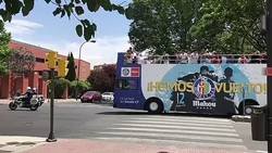 Enlace a BESTIAL: Todo Madrid paralizado con la rúa de autobús de celebración del Getafe